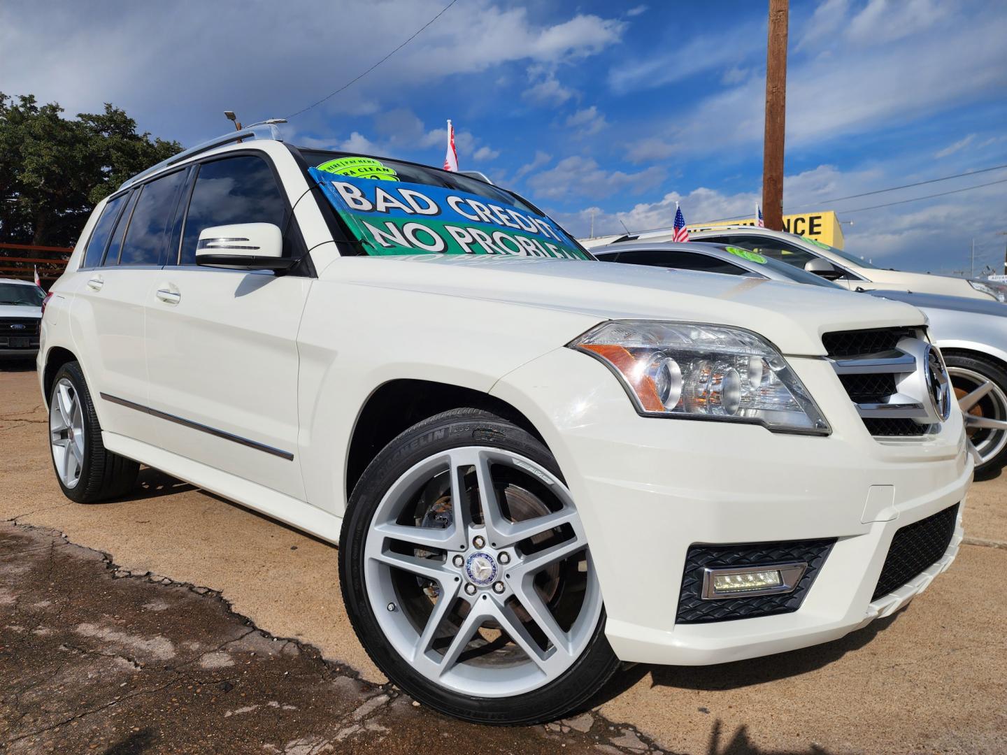 2012 WHITE Mercedes-Benz GLK-Class GLK350 4MATIC (WDCGG8HB4CF) with an 3.5L V6 DOHC 24V engine, 7-Speed Automatic transmission, located at 2660 S.Garland Avenue, Garland, TX, 75041, (469) 298-3118, 32.885551, -96.655602 - Welcome to DallasAutos4Less, one of the Premier BUY HERE PAY HERE Dealers in the North Dallas Area. We specialize in financing to people with NO CREDIT or BAD CREDIT. We need proof of income, proof of residence, and a ID. Come buy your new car from us today!! This is a Very clean 2012 MERCEDES BE - Photo#0